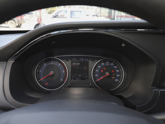 Τεσσάρων κυλίνδρων ανοιχτό φορτηγό 4WD 5 μετατόπιση 1.4m 4 πορτών καθισμάτων 2.4L δεξαμενή φορτίου
