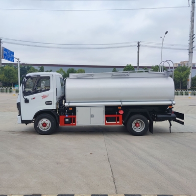 Το φορτηγό βυτιοφόρων καυσίμων diesel βενζίνης 4x2 κυλά 4,5 Cbm το φορτηγό μεταφορών πετρελαίου κηροζίνης